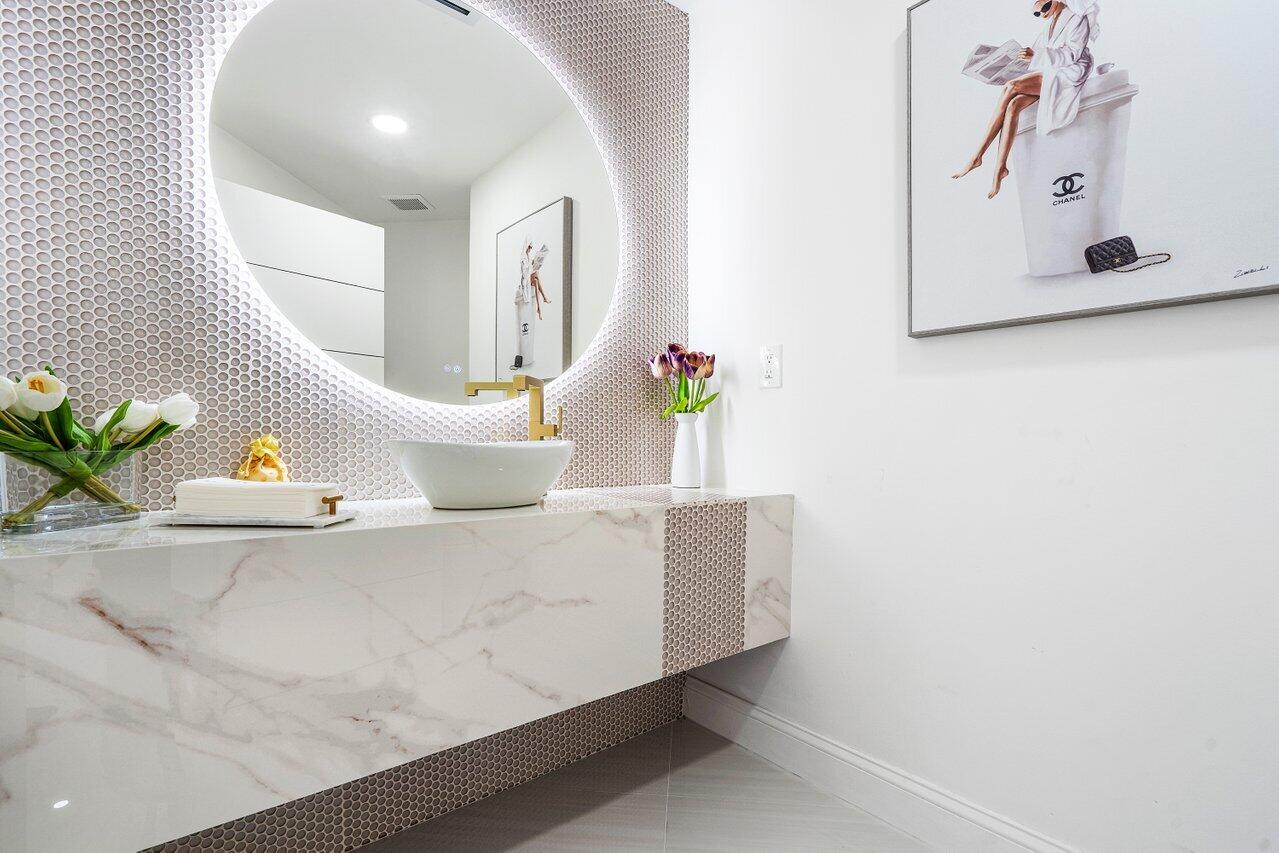 17370 Vía Capri East Boca Raton, FL 33496 - Photo 8 of 22 Powder Room
