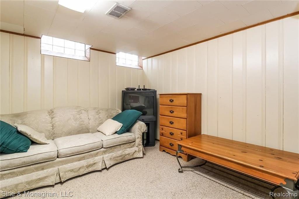 1605 Prestwick Road Grosse Pointe Woods, MI 48236 - Photo 31 of 46