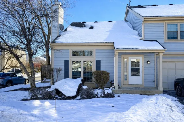 a view of a house with backyard