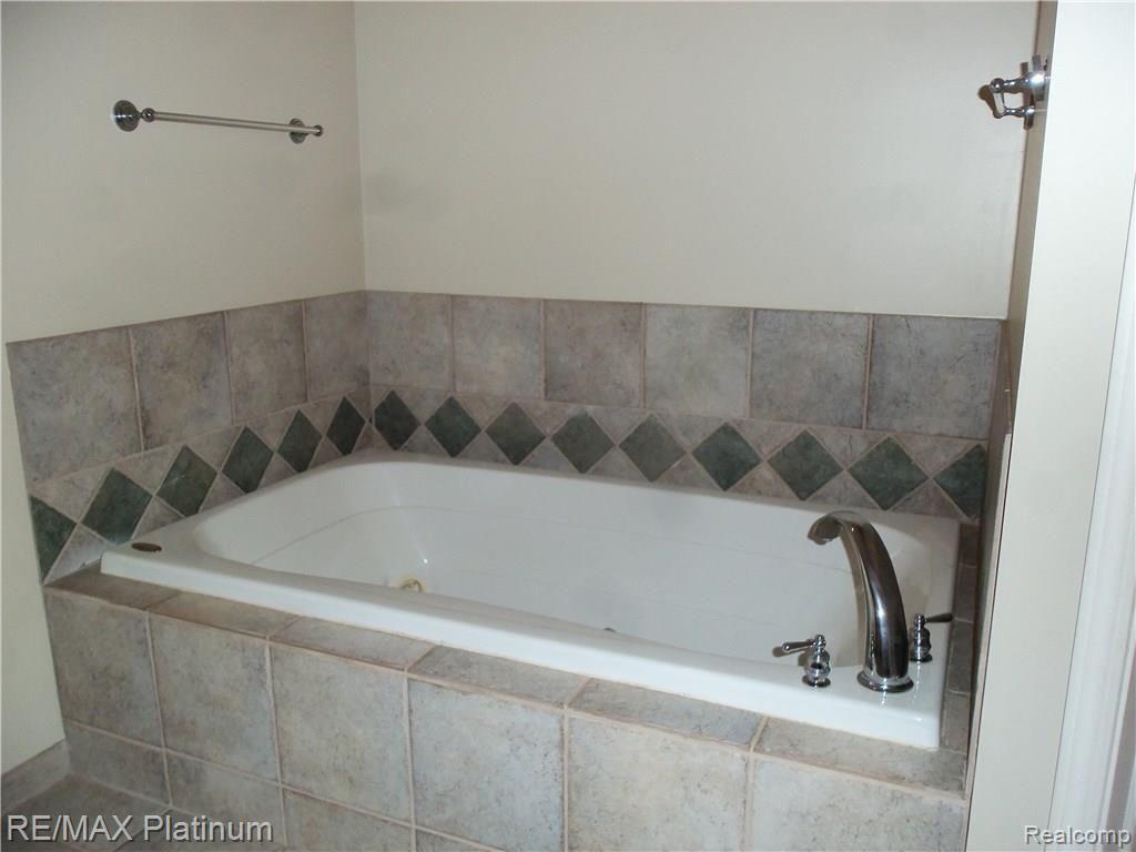7038 Summit Ridge Brighton, MI 48116 - Photo 4 of 30