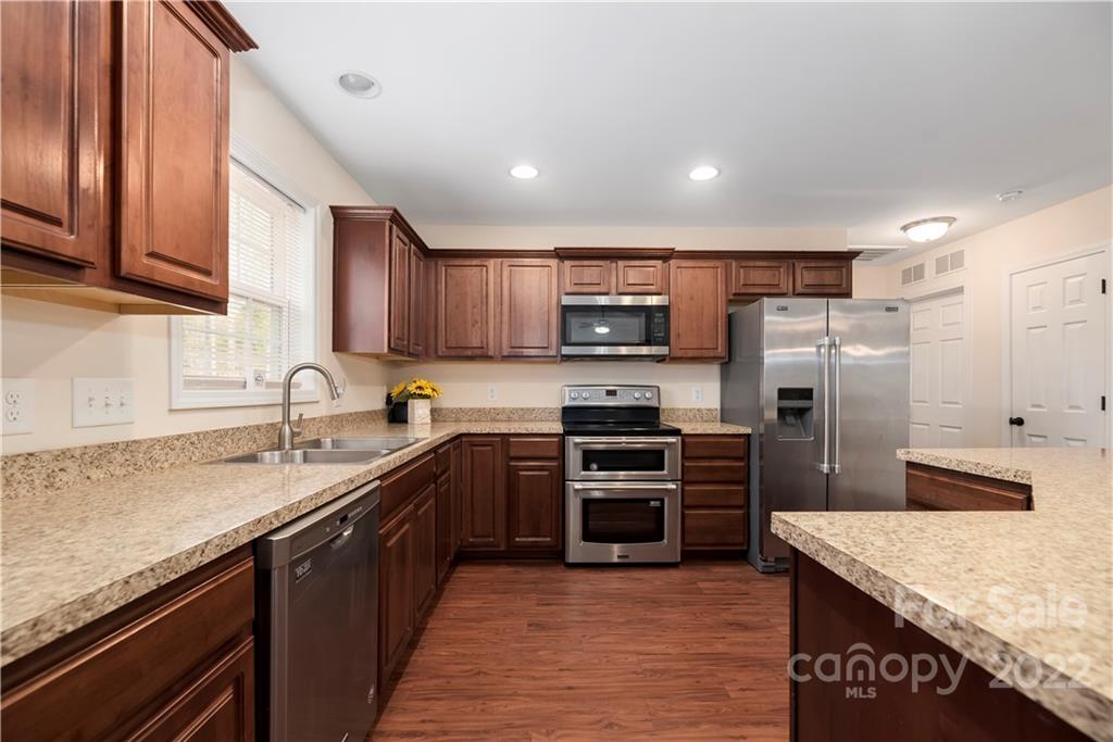 2805 Hart Road Charlotte, NC 28214 - Photo 4 of 45 Gallery Image 4