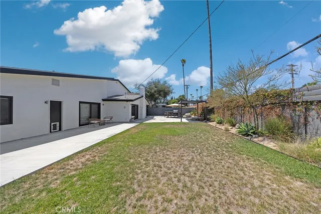 a view of a house with backyard