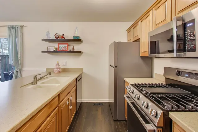 $265,000 | 46 Oak Valley Drive, Cary, IL 60013