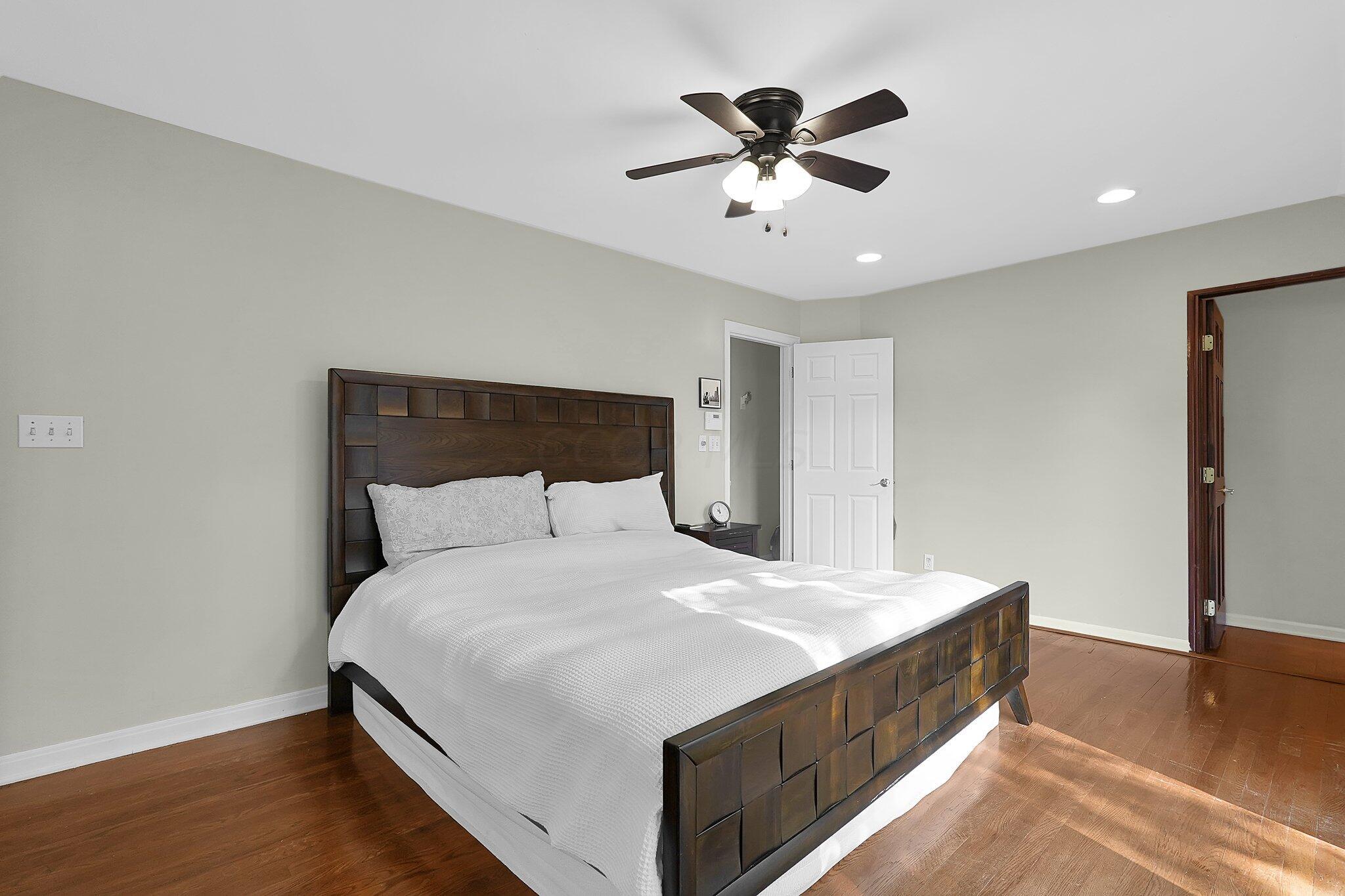 90 North Merkle Road Columbus, OH 43209 - Photo 15 of 32 Master bedroom