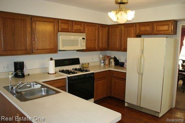 1301 Sandy Ridge Drive Rochester, MI 48306 - Photo 2 of 14 Kitchen