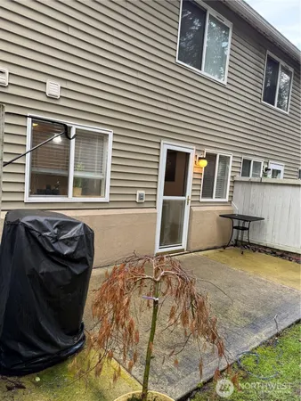 a view of a house with backyard
