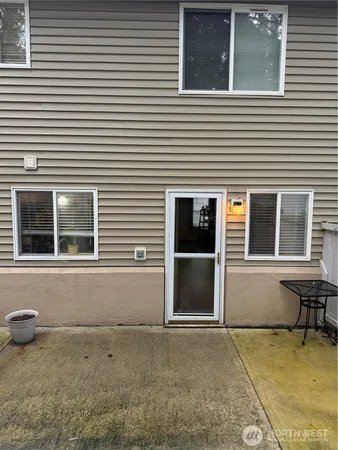 a view of backyard of the house