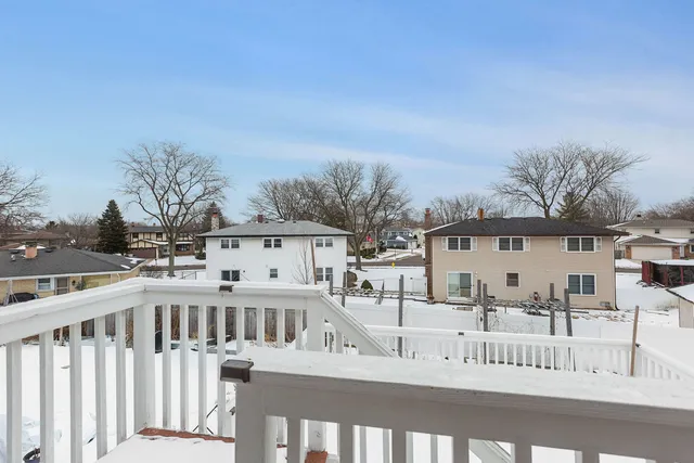 a view of a house with backyard and trees