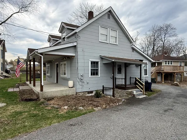a view of a house with backyard