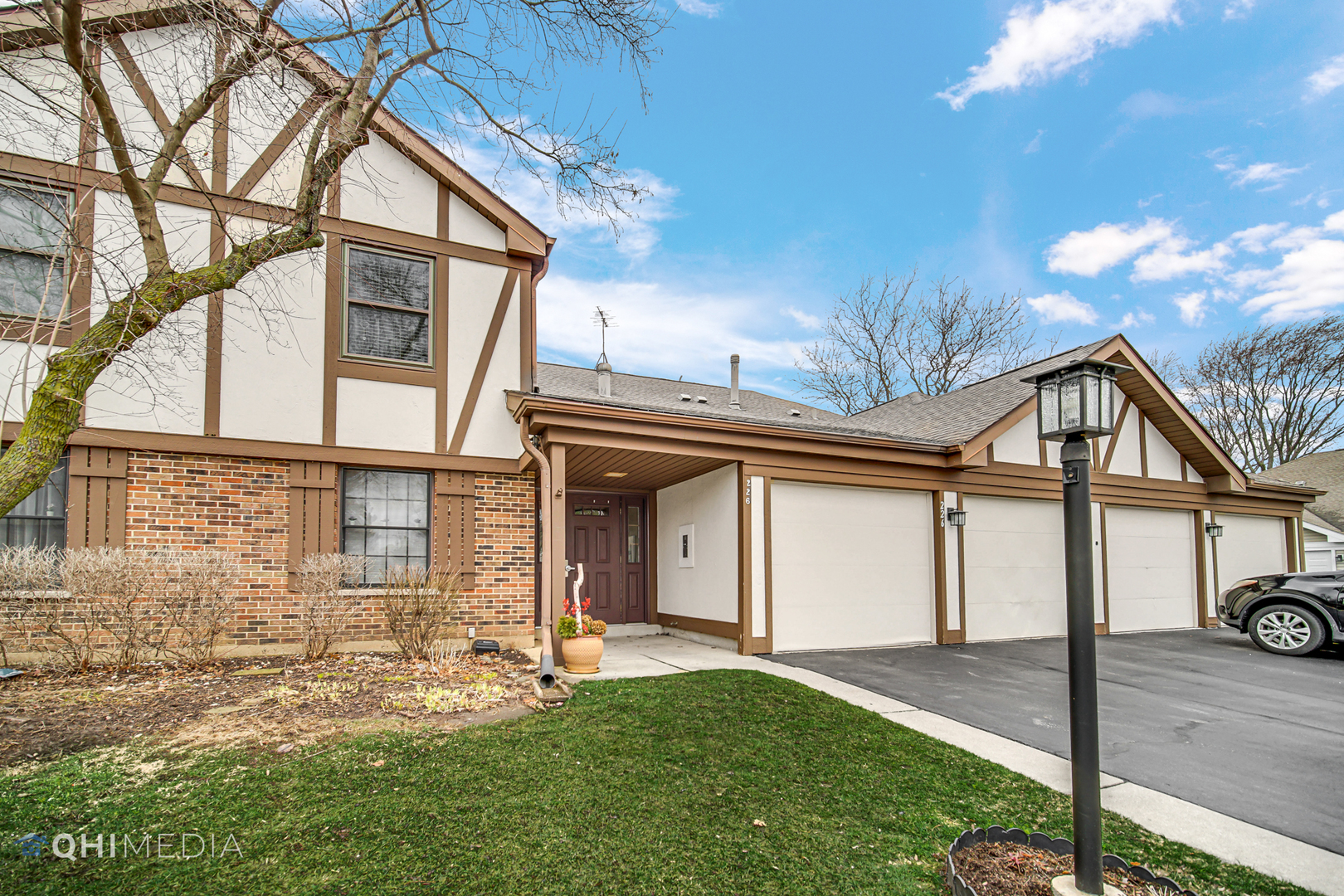 226 Scarsdale Court, Unit D2 Schaumburg, IL 60193 - Photo 1 of 18