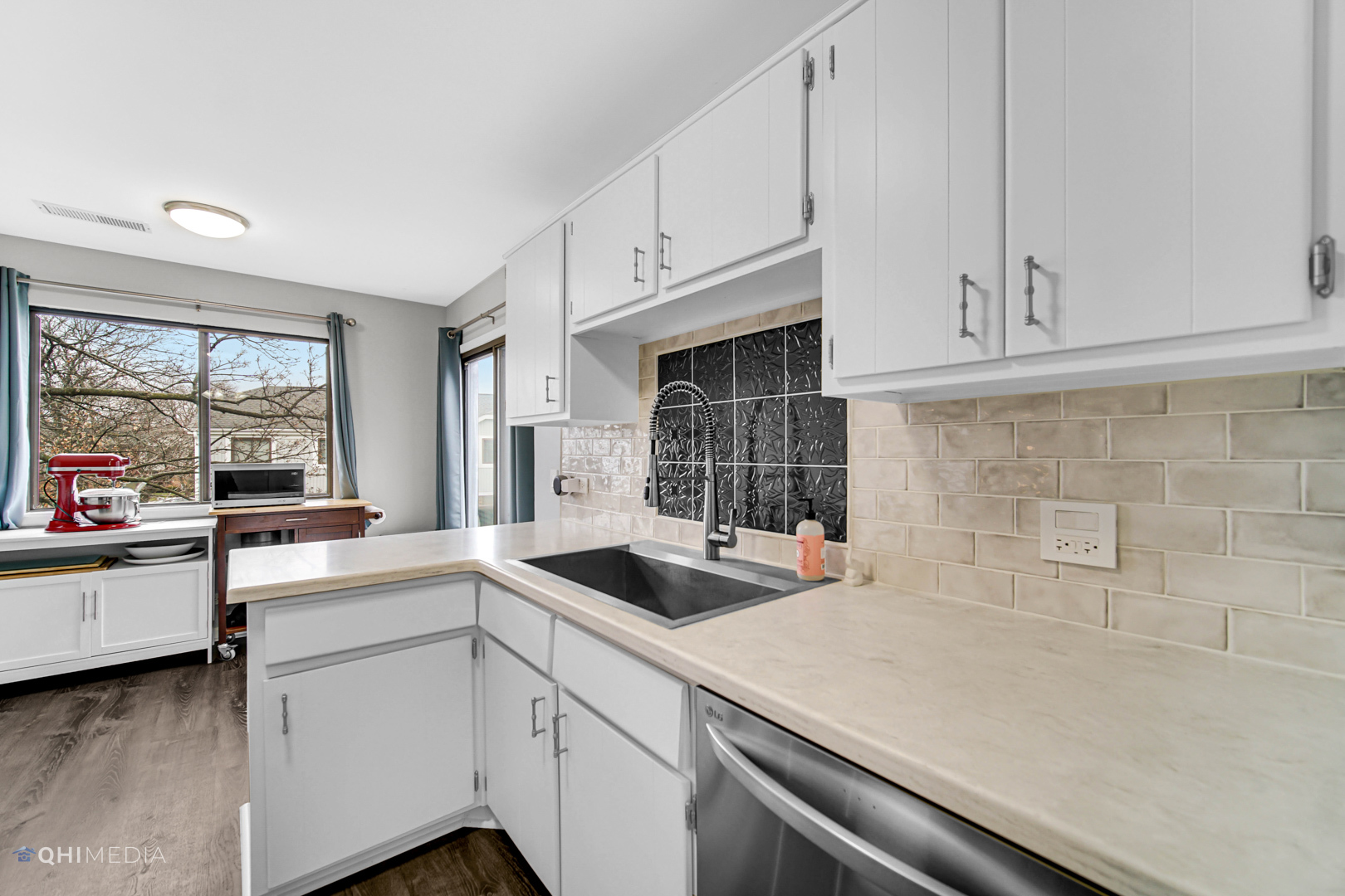 226 Scarsdale Court, Unit D2 Schaumburg, IL 60193 - Photo 6 of 18