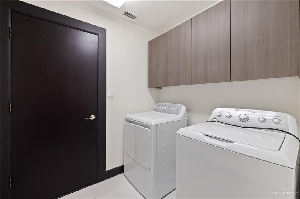 2018 Sabinal Street Mission, TX 78572 - Photo 19 of 20 a utility room with dryer and washer