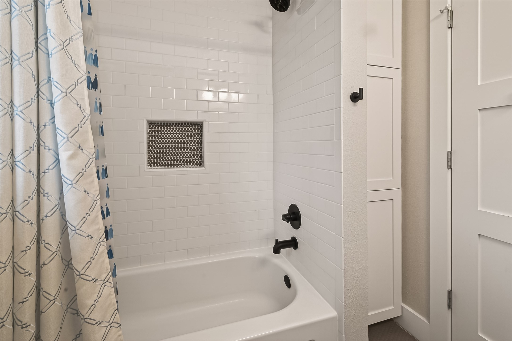 5310 Spellman Road Houston, TX 77096 - Photo 32 of 48 a bathroom with a bathtub