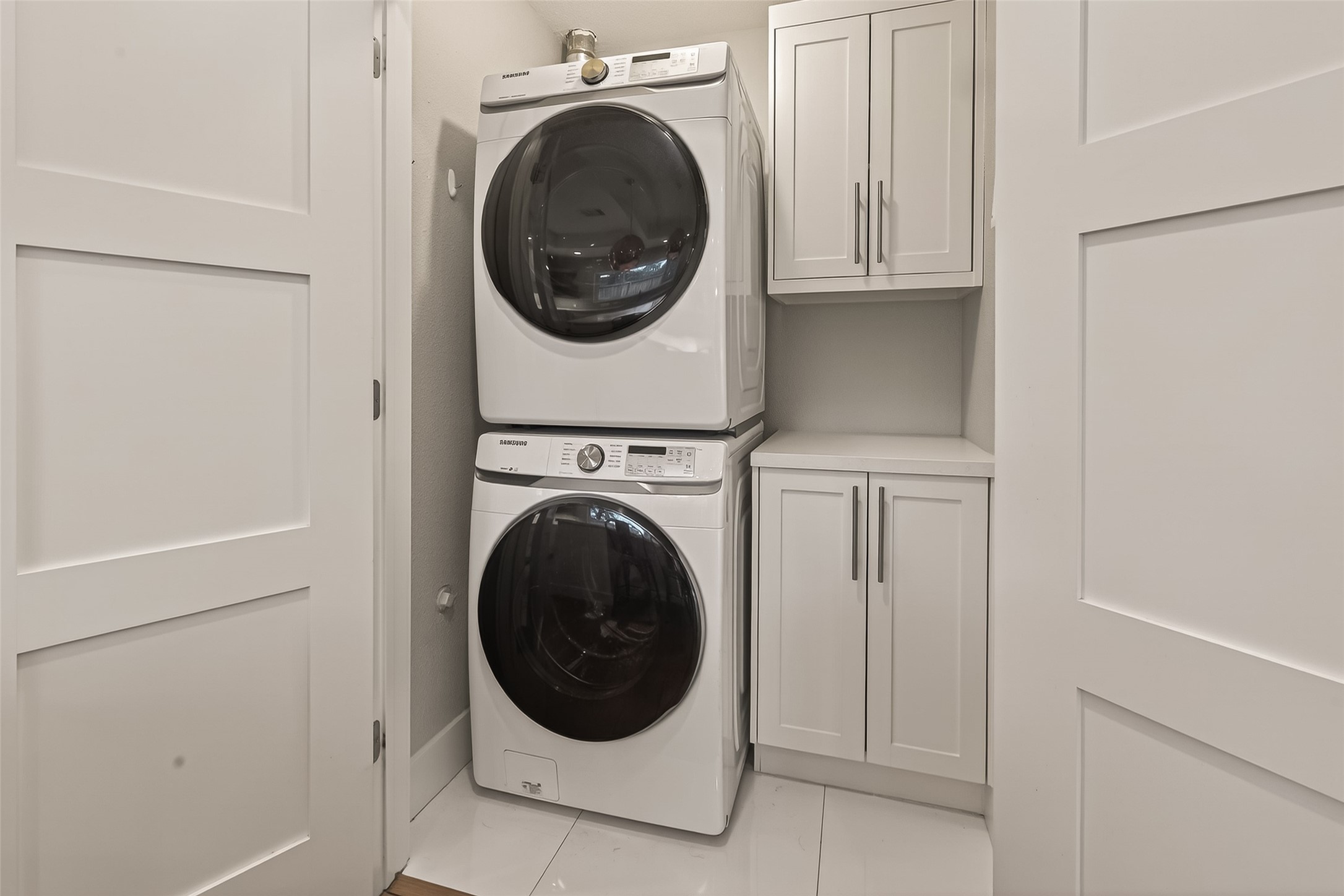 5310 Spellman Road Houston, TX 77096 - Photo 35 of 48 a utility room with dryer and washer