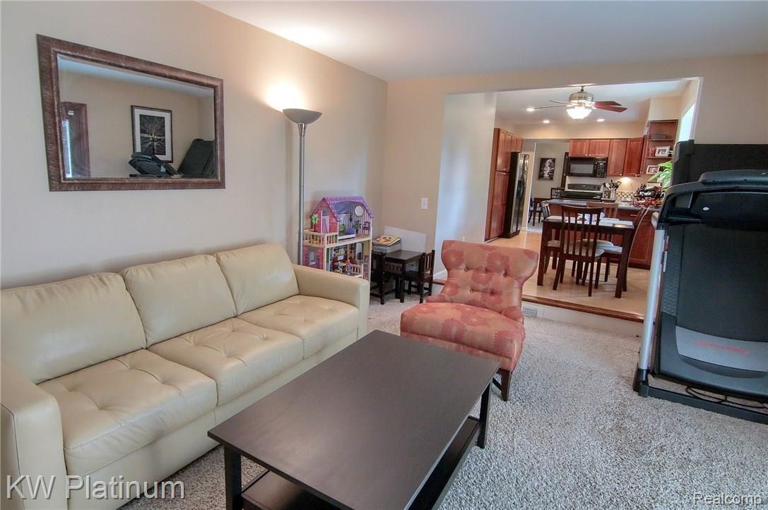 1628 Dennett Lane Rochester, MI 48307 - Photo 20 of 31 Family_Room_2nd_View.jpg