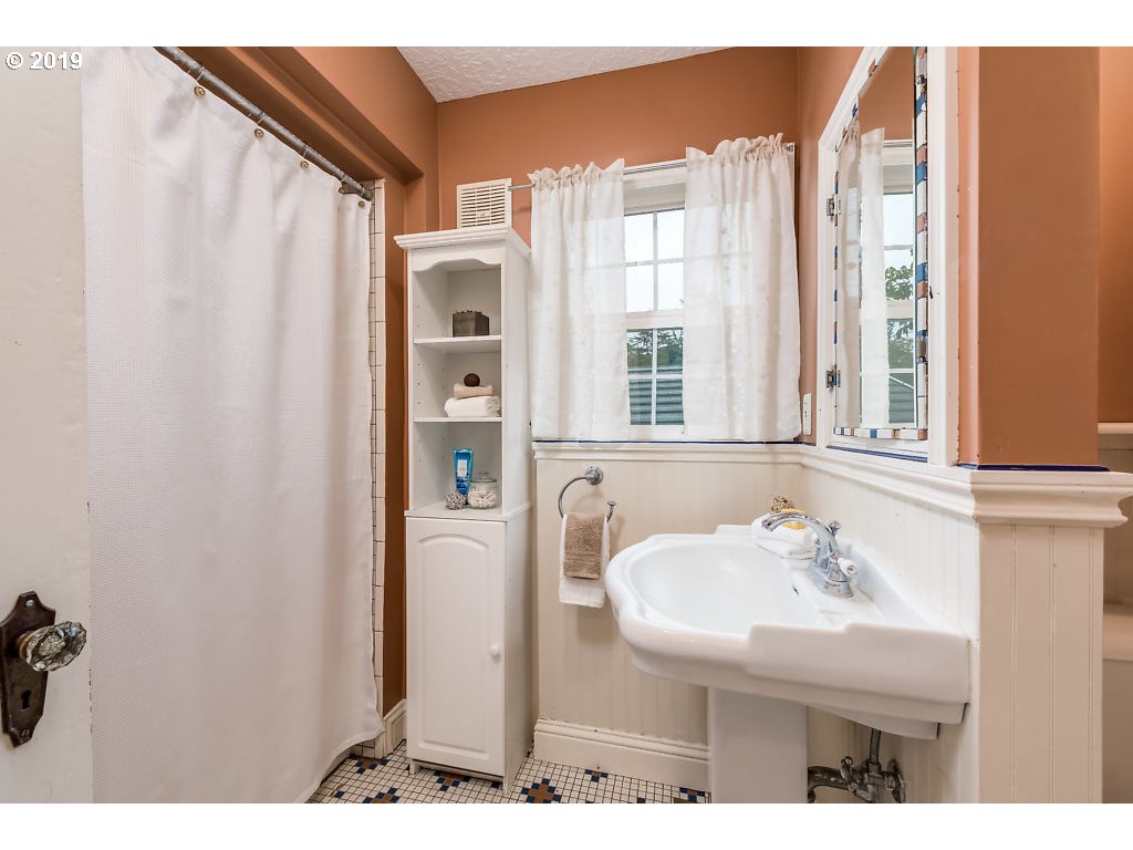 8323 South Vale Garden Road Canby, OR 97013 - Photo 11 of 32 Bathroom