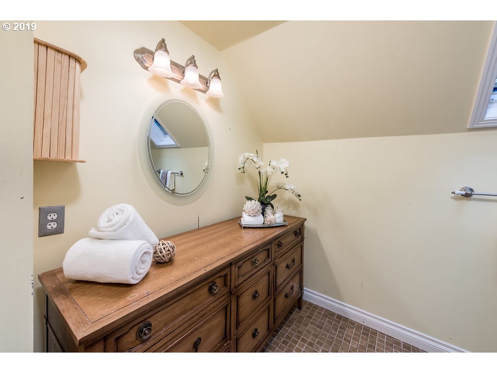 8323 South Vale Garden Road Canby, OR 97013 - Photo 17 of 32 Bathroom, Attached