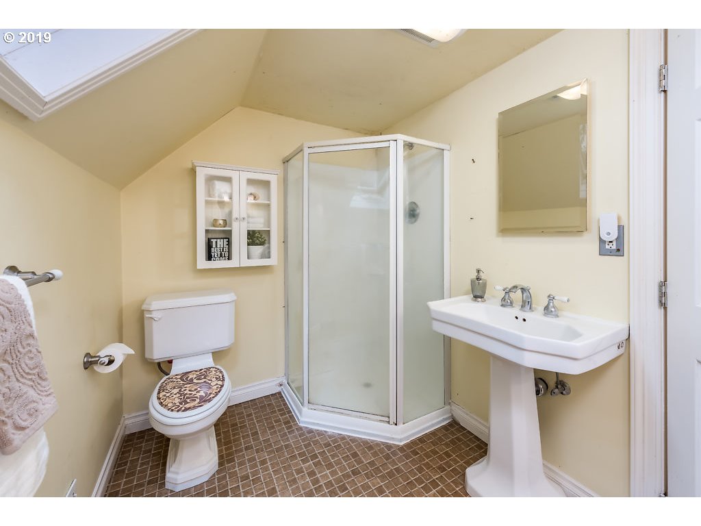 8323 South Vale Garden Road Canby, OR 97013 - Photo 18 of 32 Bathroom, Attached