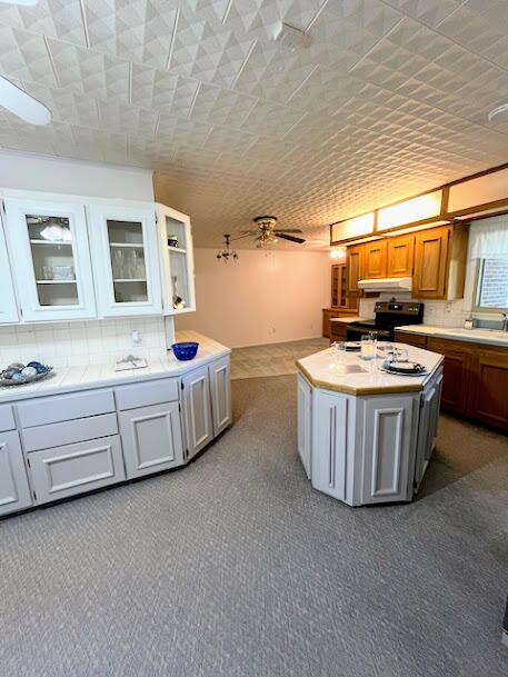 2801 57th Street Lubbock, TX 79413 - Photo 3 of 14 Kitechen with movable island