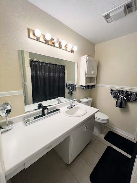 2801 57th Street Lubbock, TX 79413 - Photo 7 of 14 2801 Jack and Jill bathroom 2