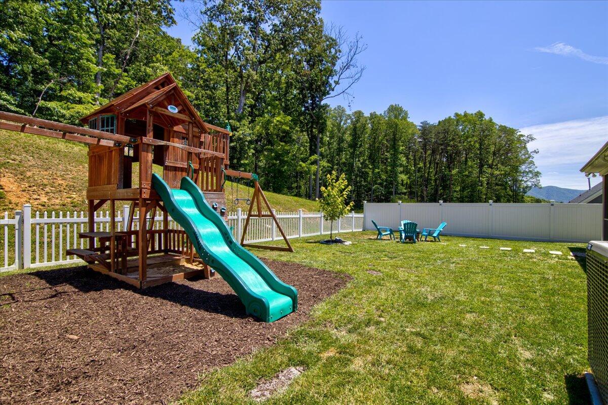 4277 Daugherty Road Salem, VA 24153 - Photo 32 of 48 a view of a house with backyard