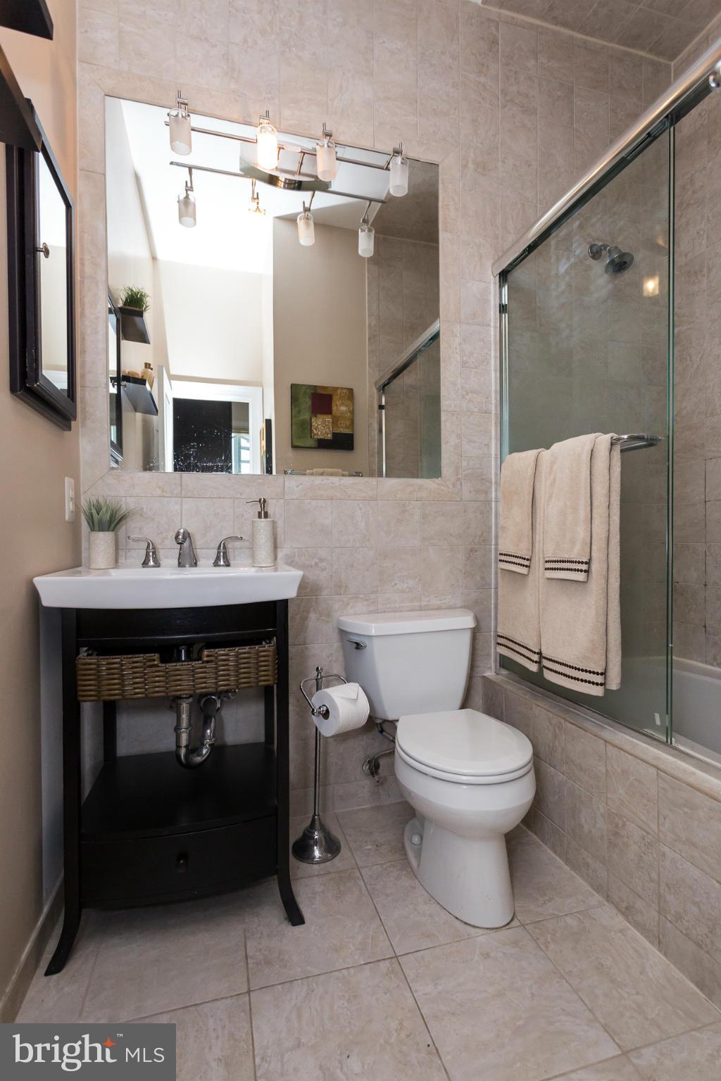2450 Ontario Road Northwest, Unit 4 Washington, DC 20009 - Photo 17 of 30 Bath (Master)