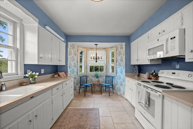 $850,000 | 208 North Maple Terrace, Oconomowoc, WI 53066