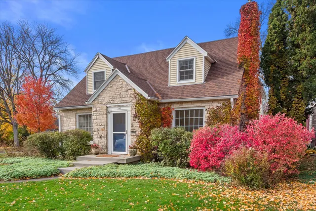 $850,000 | 208 North Maple Terrace, Oconomowoc, WI 53066