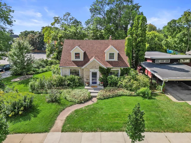 $850,000 | 208 North Maple Terrace, Oconomowoc, WI 53066