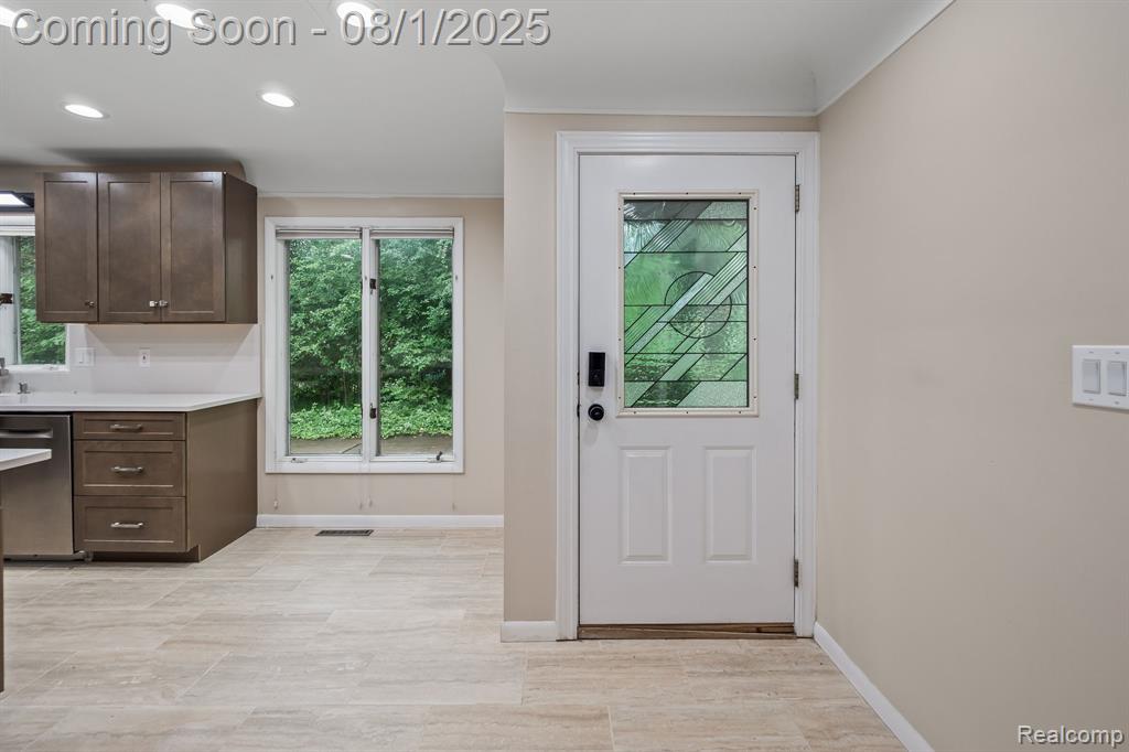 4866 Walnut Lake Road Bloomfield Hills, MI 48301 - Photo 3 of 33