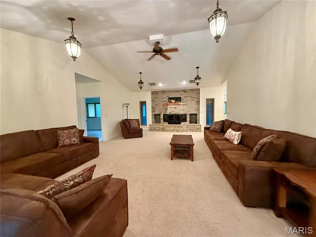 $575,000 | 20404 Alpine Trail, Raymondville, MO 65555