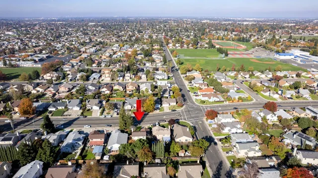 a view of a house with a yard
