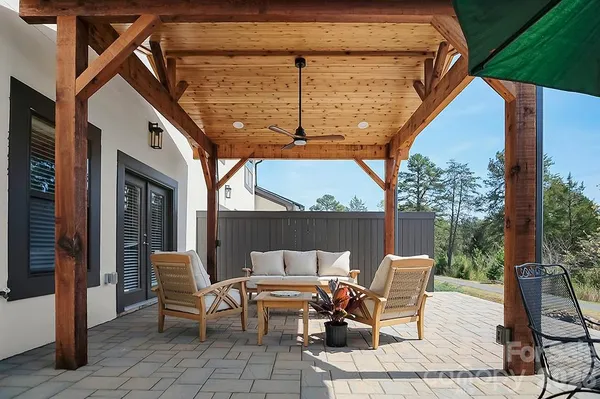 a view of a entryway with patio