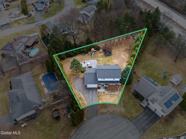 $479,000 | 4 Albert Court, Colonie, NY 12110