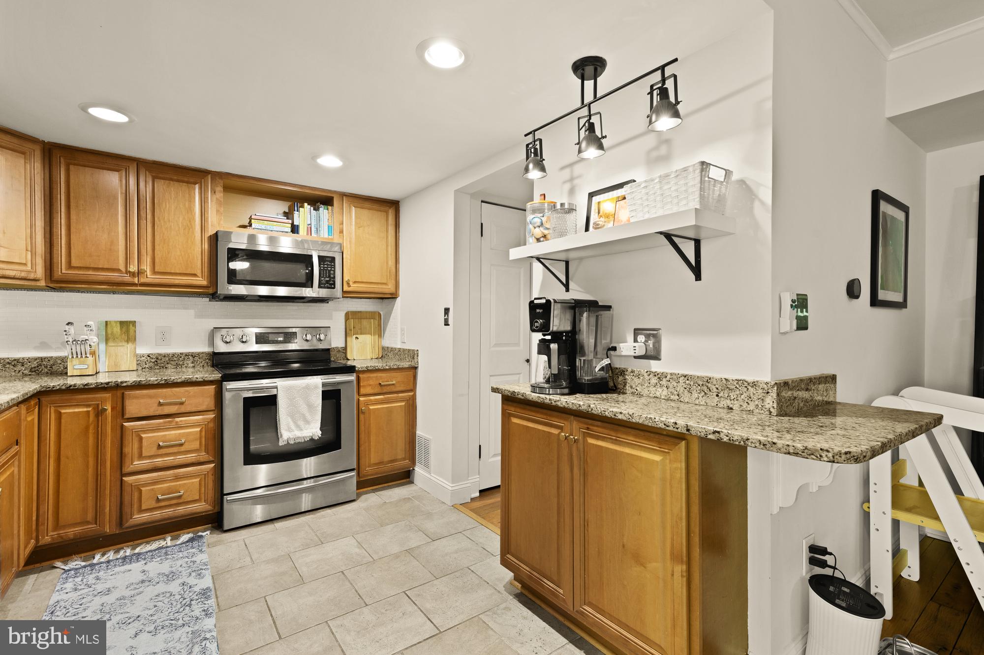 11170 Forest Edge Drive Reston, VA 20190 - Photo 12 of 35 Coffee bar