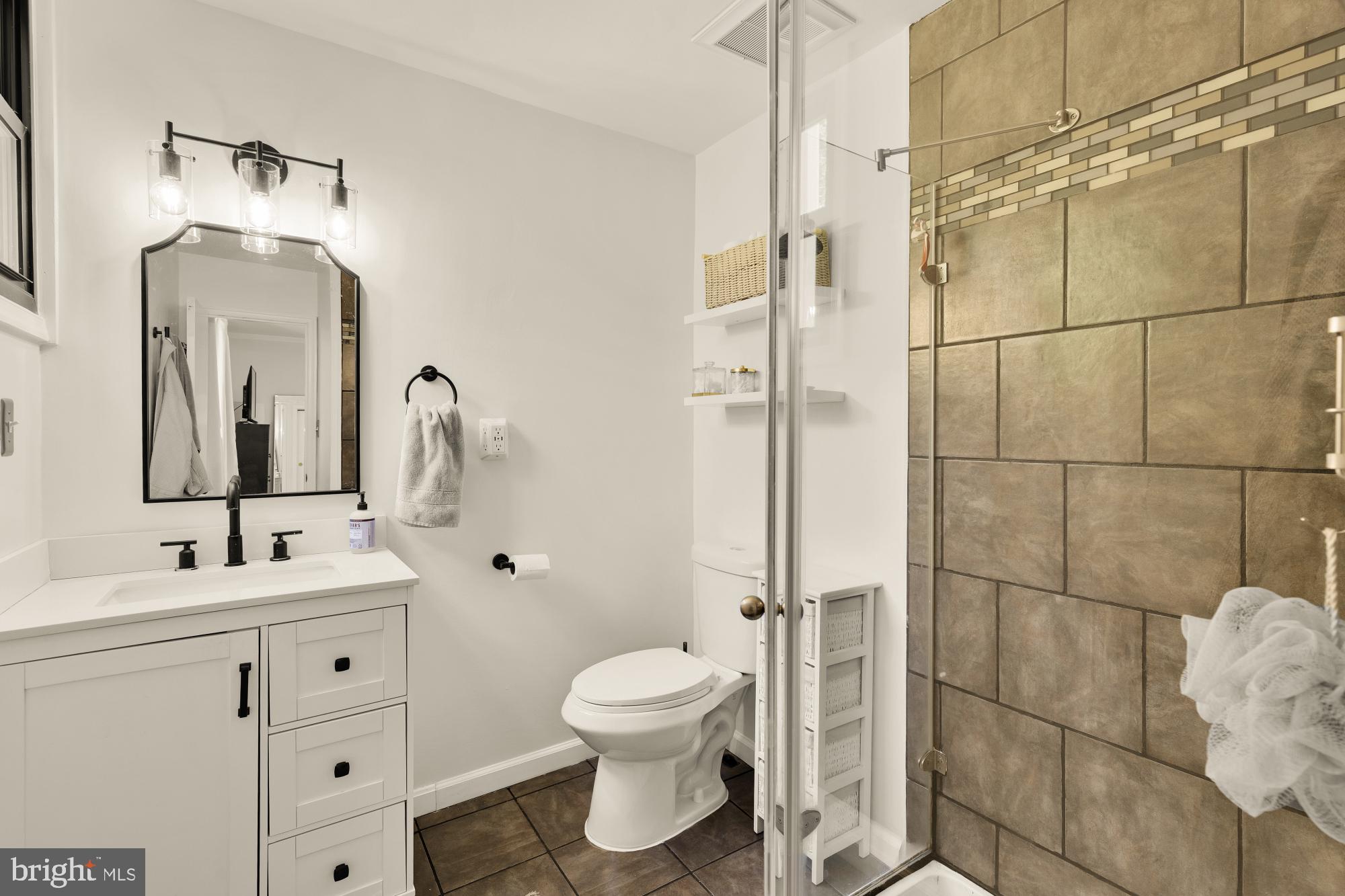 11170 Forest Edge Drive Reston, VA 20190 - Photo 17 of 35 Primary Bathroom