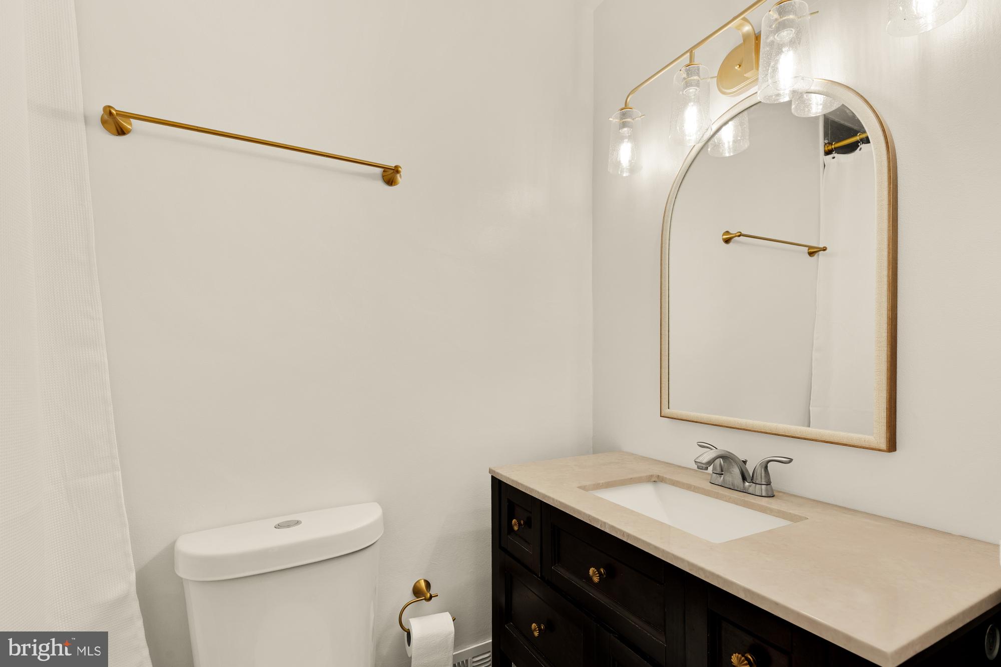 11170 Forest Edge Drive Reston, VA 20190 - Photo 21 of 35 Upstairs hall bathroom