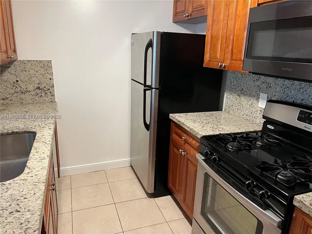 $2,200 | 17901 Northwest 68th Avenue, Unit T106, Hialeah, FL 33015