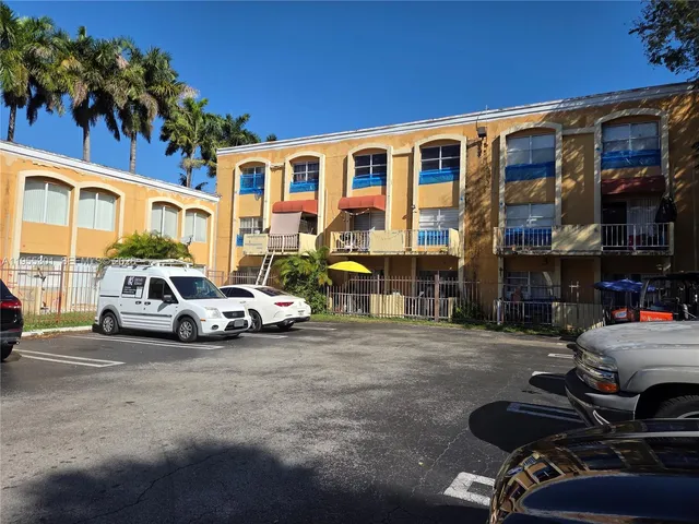$2,200 | 17901 Northwest 68th Avenue, Unit T106, Hialeah, FL 33015