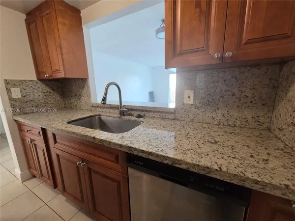 $2,000 | 17901 Northwest 68th Avenue, Unit T106, Hialeah, FL 33015