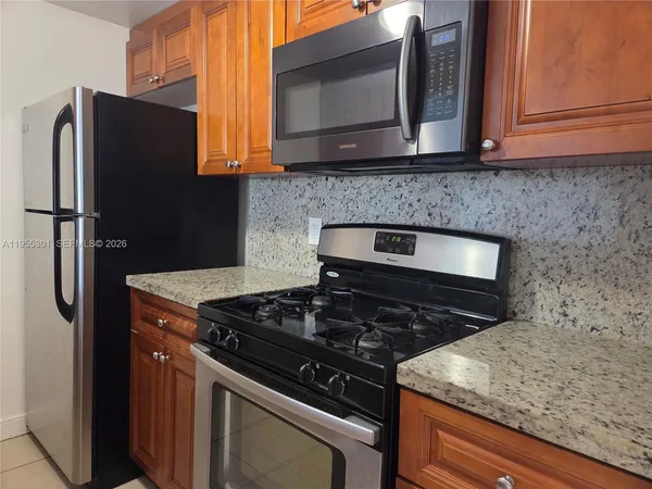 $2,000 | 17901 Northwest 68th Avenue, Unit T106, Hialeah, FL 33015