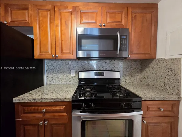 $2,000 | 17901 Northwest 68th Avenue, Unit T106, Hialeah, FL 33015