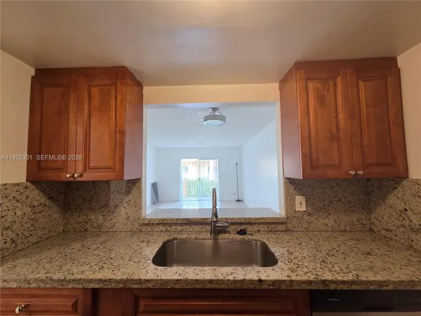 $2,000 | 17901 Northwest 68th Avenue, Unit T106, Hialeah, FL 33015