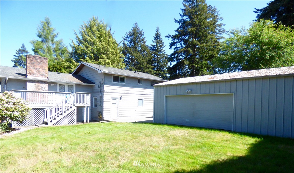 6524 Tyee Road Everett, WA 98203 - Photo 3 of 15 a backyard of a house
