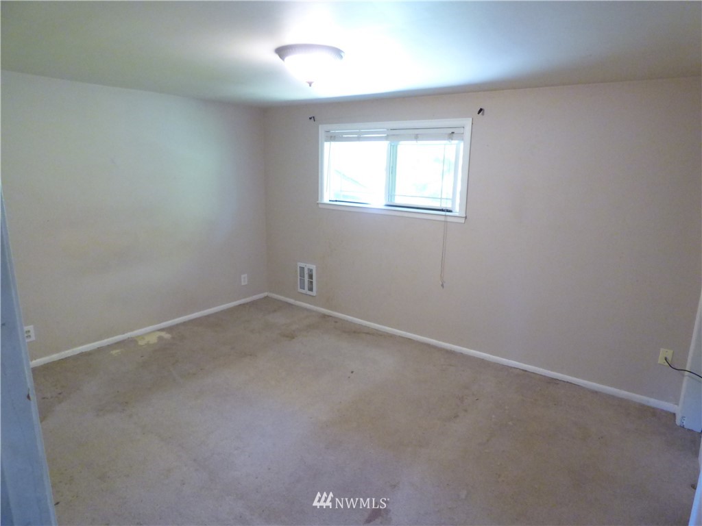 6524 Tyee Road Everett, WA 98203 - Photo 8 of 15 an empty room with a window