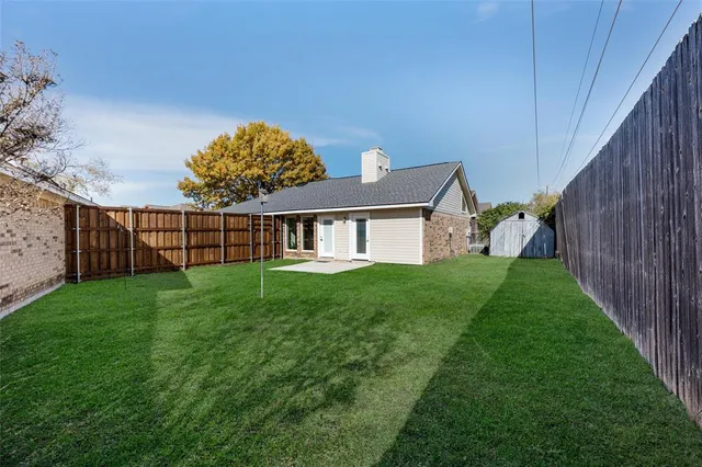a view of a house with backyard and garden