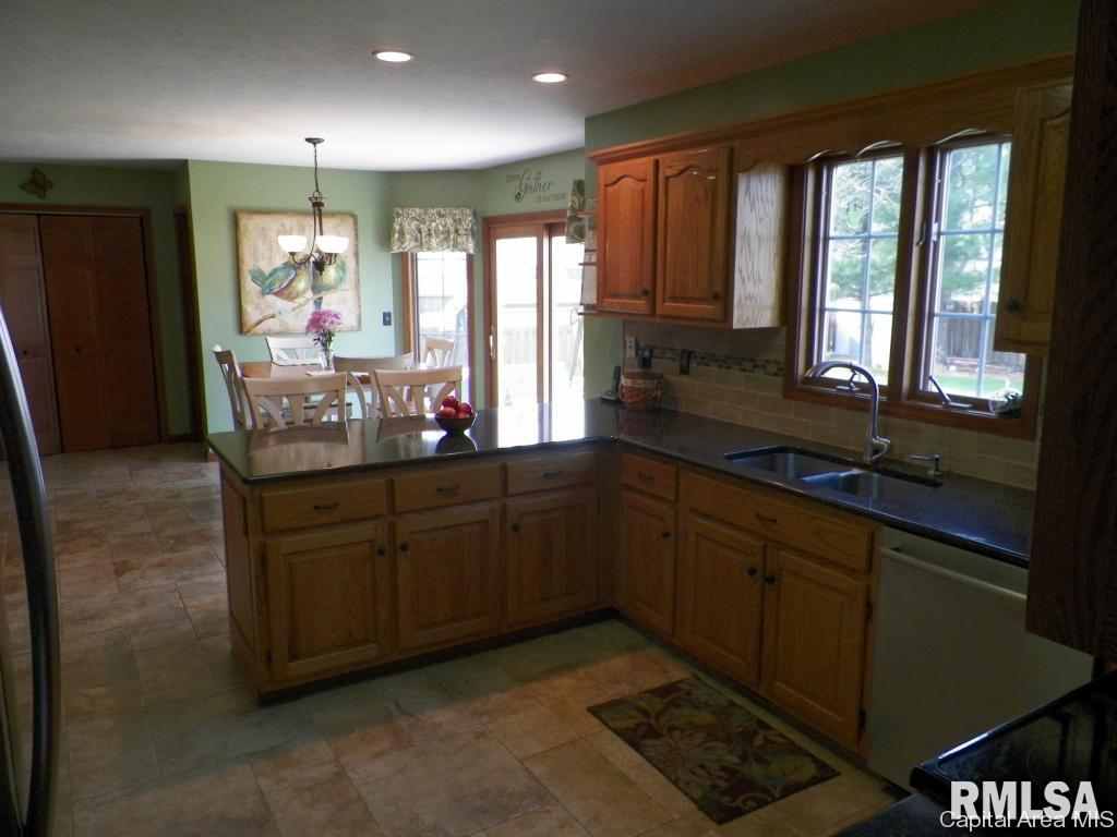 1113 Post Road Springfield, IL 62712 - Photo 4 of 25