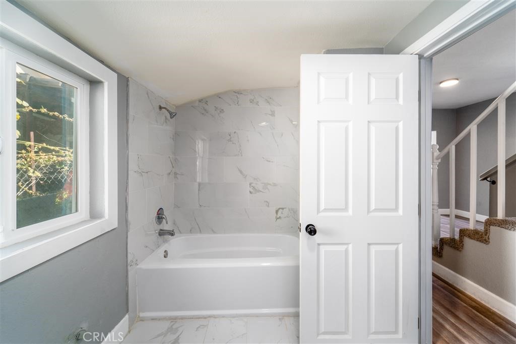 2891 Tenth Street Riverside, CA 92507 - Photo 9 of 13 Bathroom