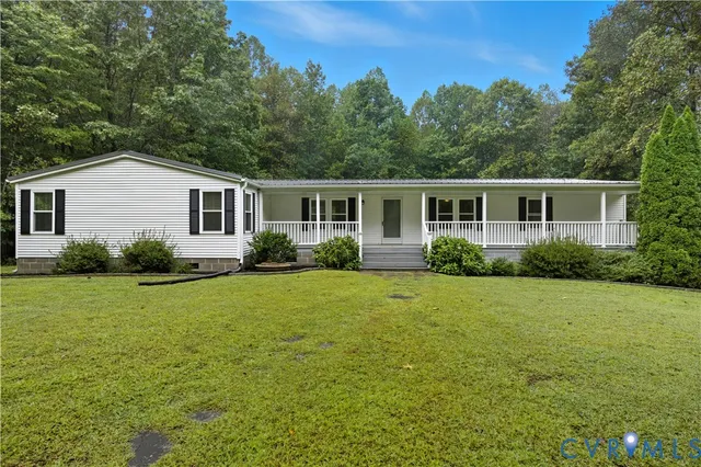 a view of a house with backyard and garden