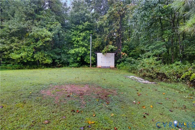 a view of a back yard